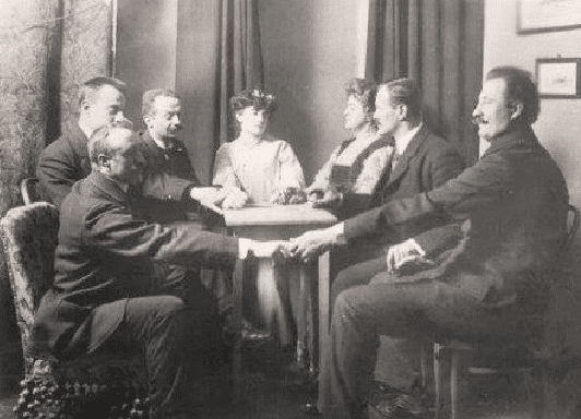 Sessão de Mesas Girantes com a médium Linda Gazzera